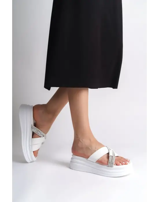 Omarı Şık ve Rahat Bayan Topuklu Çapraz Şeritli Terlik - Tabaan Beyaz