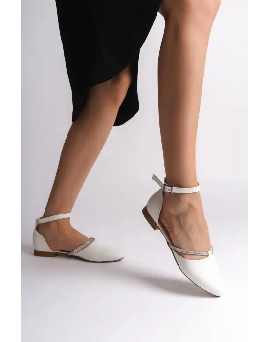 Omarı Rahat Tabanlı Taş Detaylı Beyaz Bayan Babet Ayakkabı