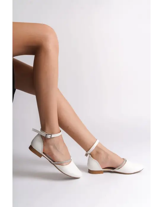 Omarı Rahat Tabanlı Taş Detaylı Beyaz Bayan Babet Ayakkabı