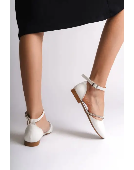 Omarı Rahat Tabanlı Taş Detaylı Beyaz Bayan Babet Ayakkabı