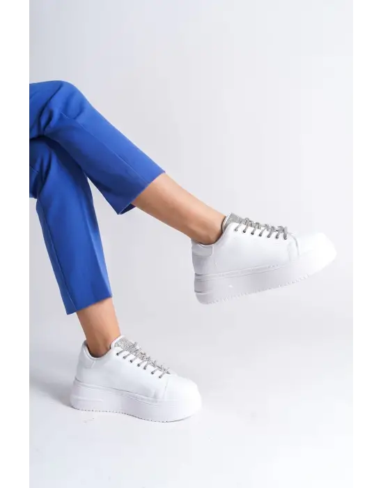 Omarı Taşlı Beyaz Bayan Spor Ayakkabı - Rahat ve Stil Sahibi