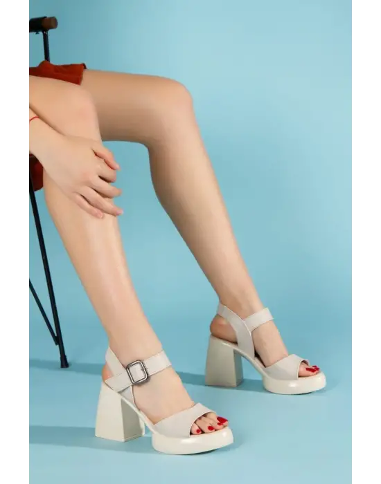 Omarı Yumuşak Ve Şık Topuklu Sandalet