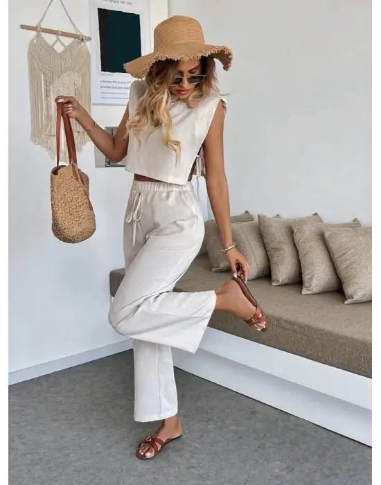 Omarı Modern Çizgilere Sahip Yan Bağlama Detaylı Takım Bej