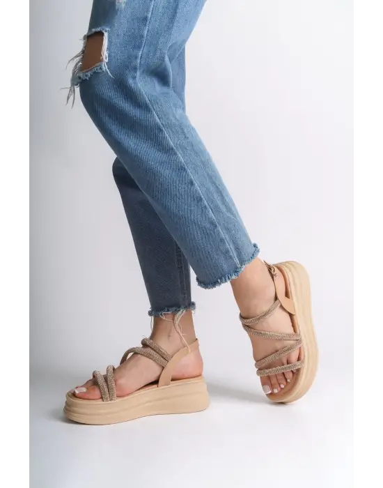 Omarı İnce Tokalı Taşlı Şeritli Rahat Tabanlı Bayan Sandalet