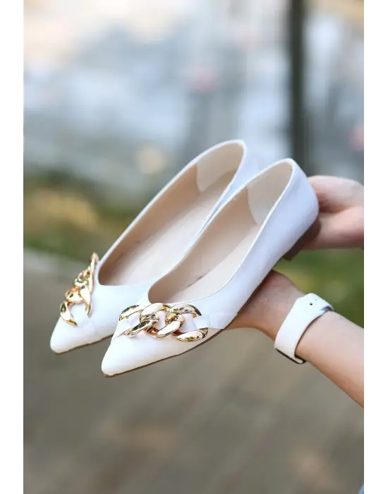 Omarı Zincir Detaylı Beyaz Babet Ayakkabı