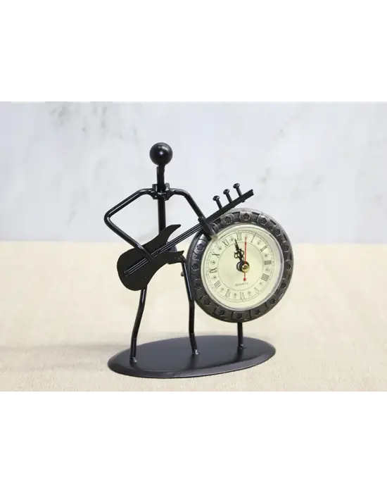 Metal Saatli Gitar Çalan Müzisyen