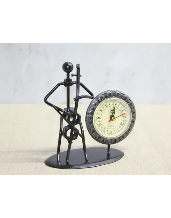 Metal Saatli Keman Çalan Müzisyen