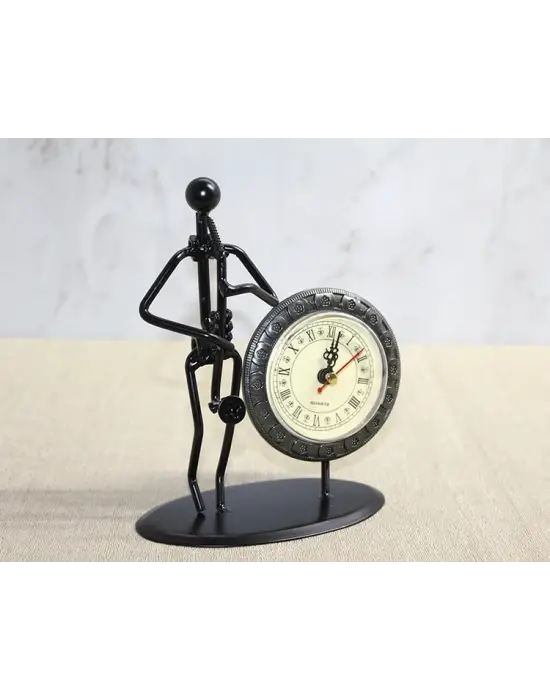 Metal Saatli Saksafon Çalan Müzisyen