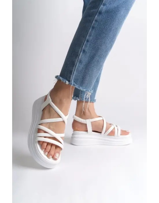 Modern Şerit Detaylı Rahat Tabanlı Beyaz Sandalet