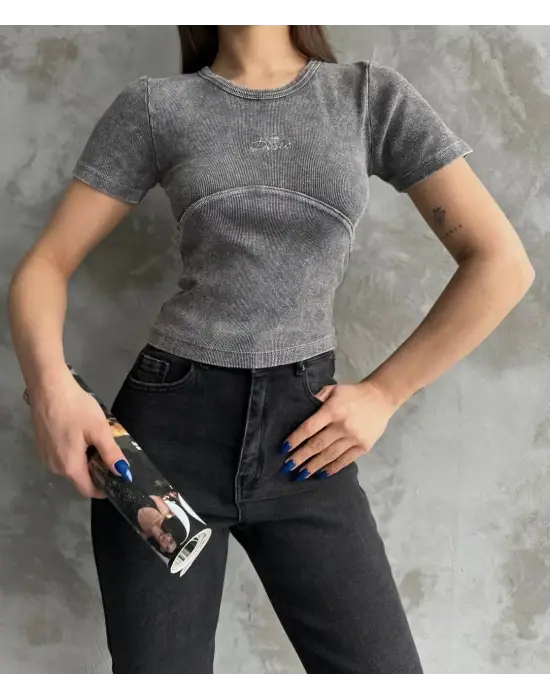 Modaya uygun Nakış İşlemeli Bluz