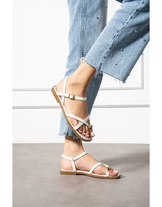 Omarı Beyaz Cilt Kemerli Sandalet - Yazın Şıklığınızı Tamamlayın