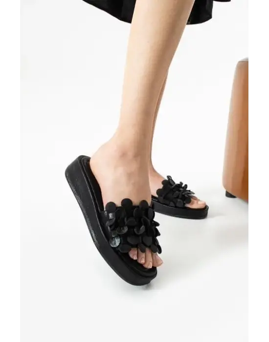 Omarı Rahat ve Şık Siyah Cilt Terlik