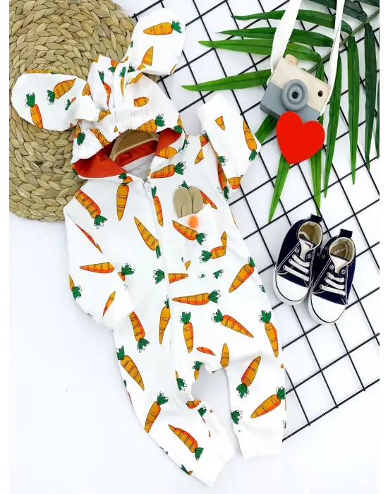 Omarı Ekru Renkli Kulaklı Havuç Desenli Bebek Tulumu