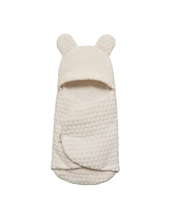 Omarı Kabartmalı Ekru Velboa Kundak - İnce Detaylarıyla Şık ve Rahat Yenidoğan Giysisi