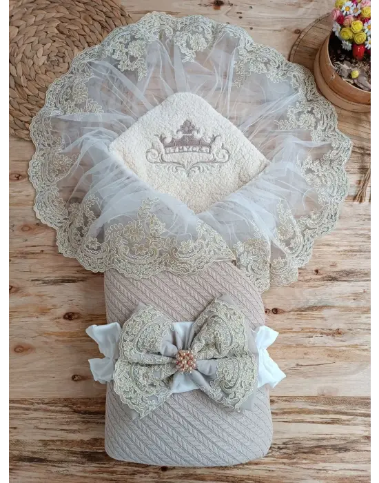 Omarı Kuzulu Taç Nakışlı Güpürlü Unisex Yenidoğan Battaniye