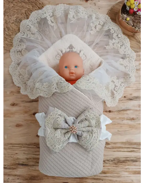 Omarı Kuzulu Taç Nakışlı Güpürlü Unisex Yenidoğan Battaniye