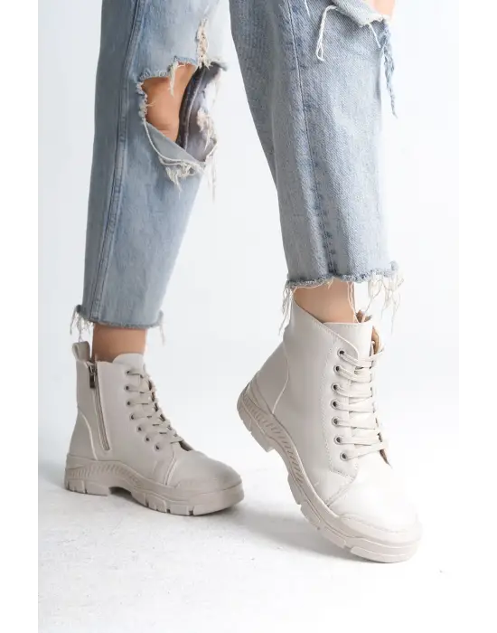 Omarı Rahat ve Şık Kadın Botu CKısa Topuklu Krem Ayakkabı