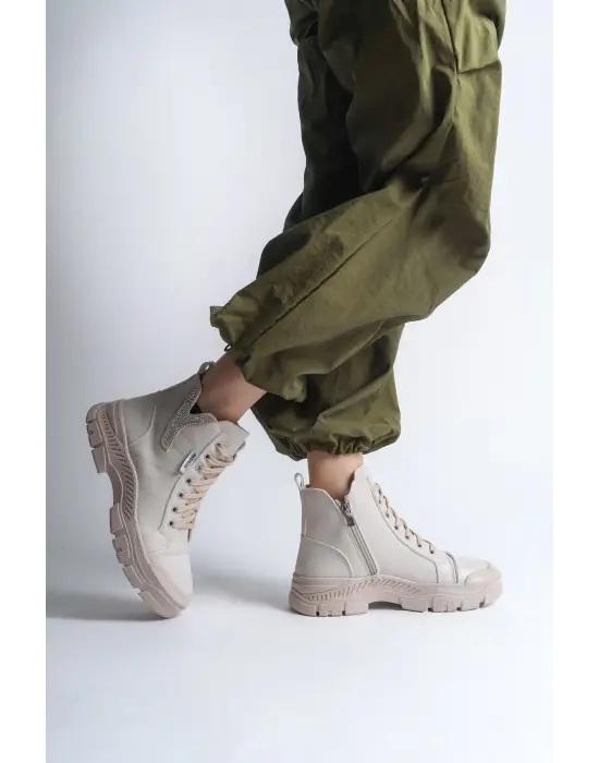 Omarı Rahat ve Şık Tabanlı Bağcıklı Bot - Krem