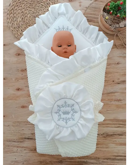 Omarı Şık Yenidoğan Bebek Battaniyesi Nakışlı Kundak Krem