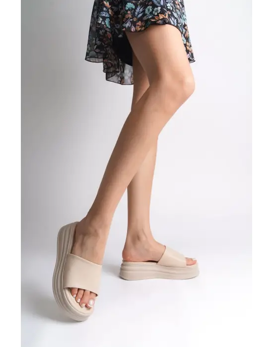 Omarı Yüksek Topuklu Konforlu Tabaan Terlik - Kremsi Dokunuşlu