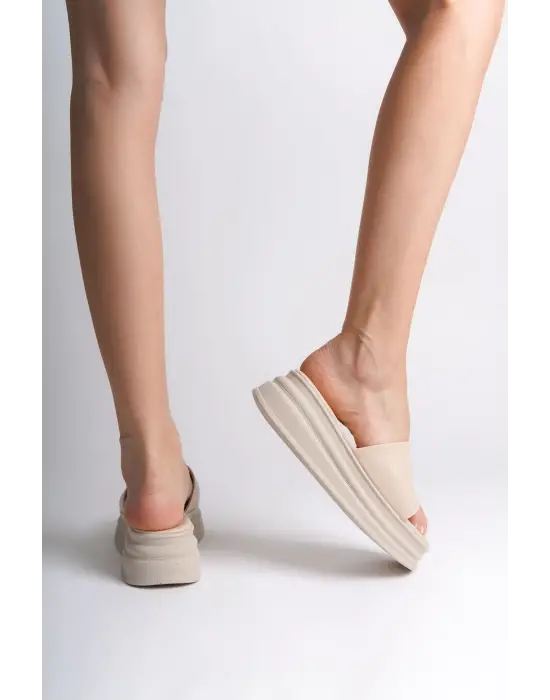 Omarı Yüksek Topuklu Konforlu Tabaan Terlik - Kremsi Dokunuşlu