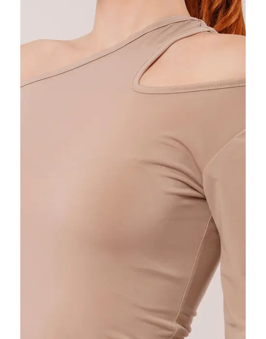 Omarı Omuz Dekoltesiyle Dikkat Çeken Krem Bluz