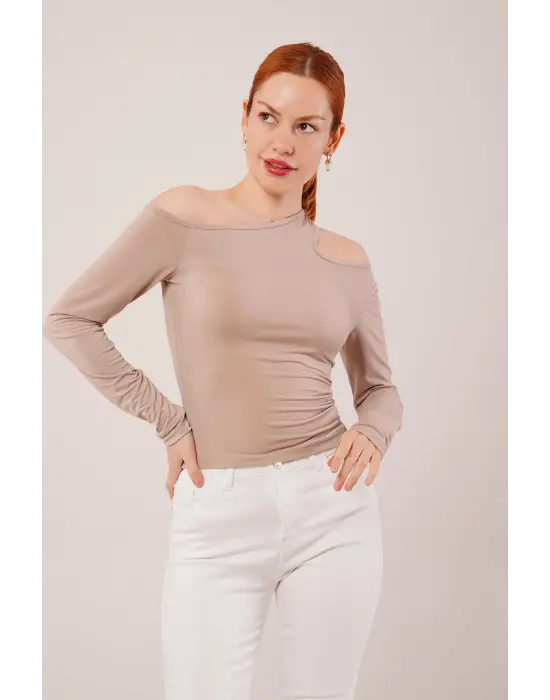 Omarı Omuz Dekoltesiyle Dikkat Çeken Krem Bluz
