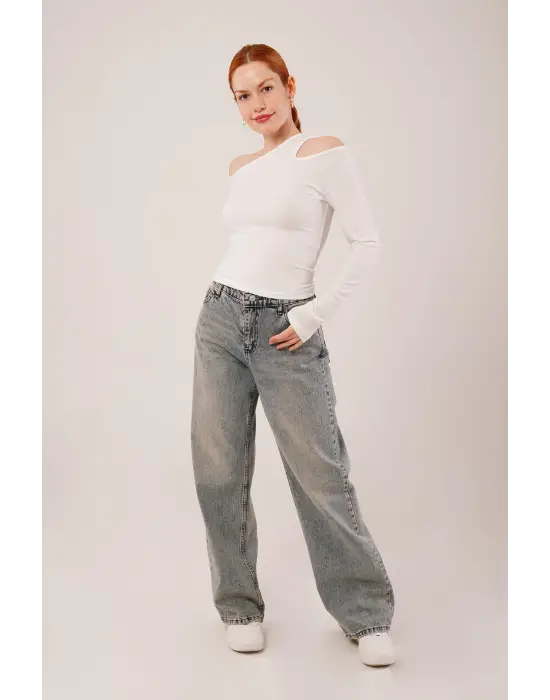 Omuz Dekolte Detaylı Beyaz Bluz