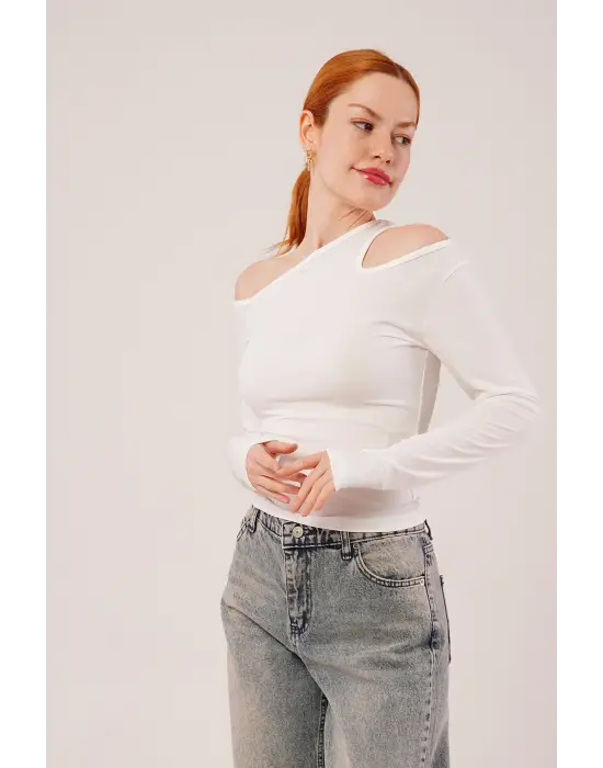 Omuz Dekolte Detaylı Beyaz Bluz