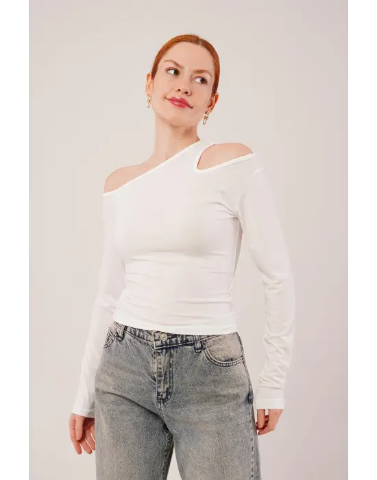 Omuz Dekolte Detaylı Beyaz Bluz