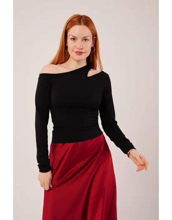 Omuz Dekolte Detaylı Siyah Bluz