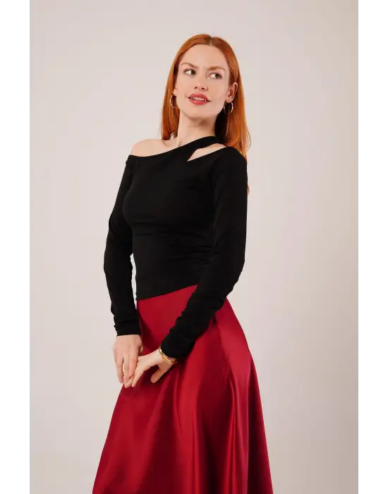 Omuz Dekolte Detaylı Siyah Bluz