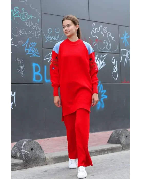 Omuz detaylı kol nakışlı ikili alt üst triko takım kırmızı