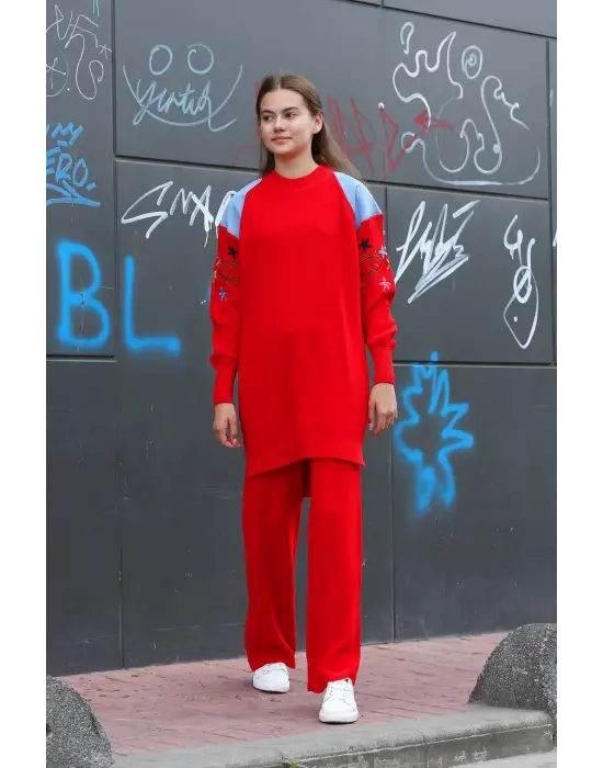 Omuz detaylı kol nakışlı ikili alt üst triko takım kırmızı