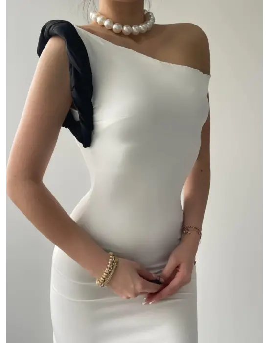 Omarı Zarif Omuz Detaylı Siyah Elbise