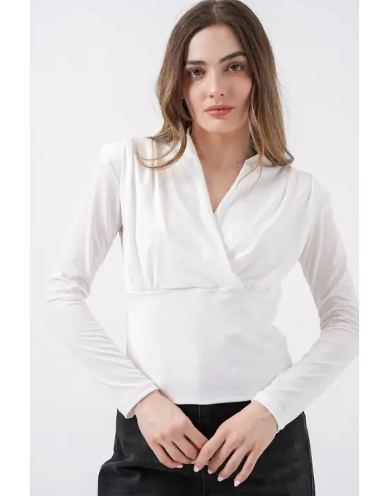 Şık Omuz Vatkalı Kruvaze Yaka Bluz - Beyaz