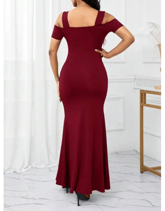 Omarı Etkileyici Yırtmaç Detaylı Uzun Elbise