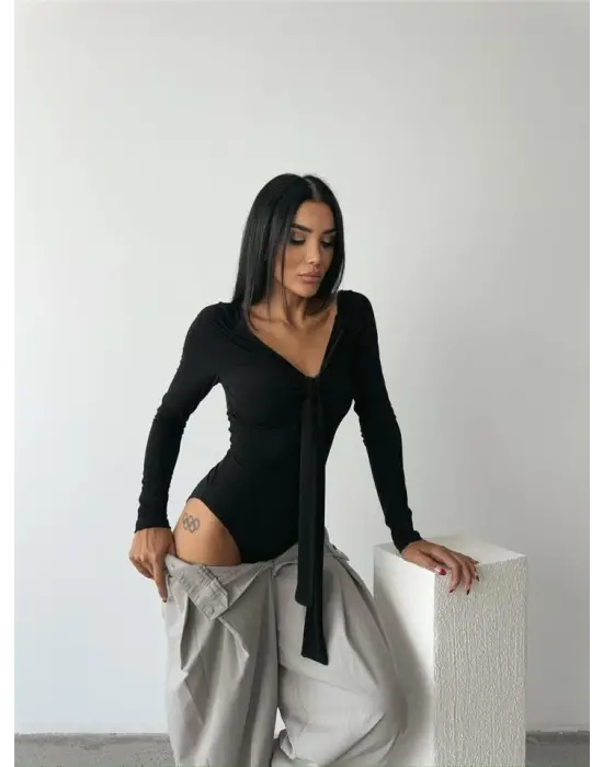 Omarı Özel Tasarım Önden Bağlama Detaylı Siyah Bodysuit