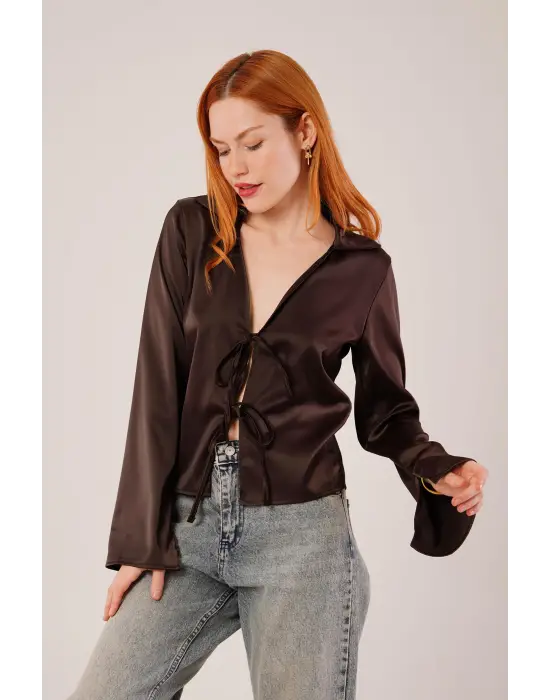 Önden Bağlama Detaylı Saten Kahverengi Bluz