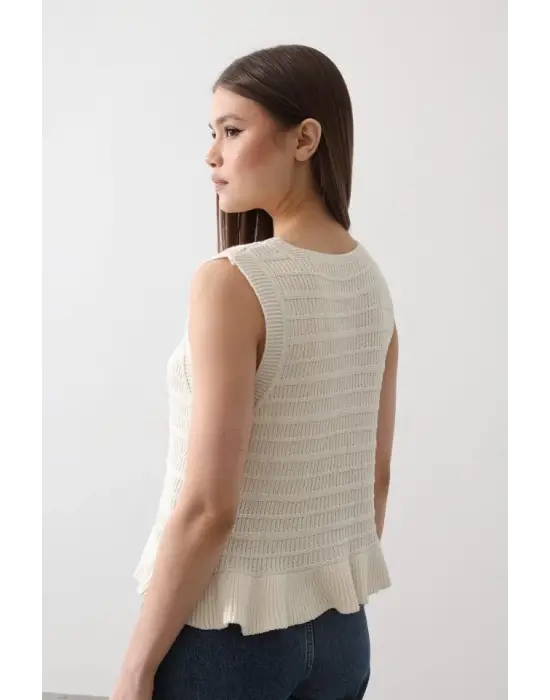 Omarı Şık Ekru Renkli Önü Bağlamalı Yelek