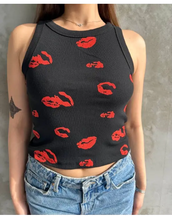 Çarpıcı Öpücük Baskılı Bluz