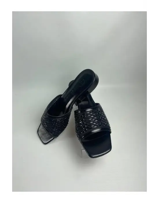 Ortu Siyah Cilt İşlemeli Terlik