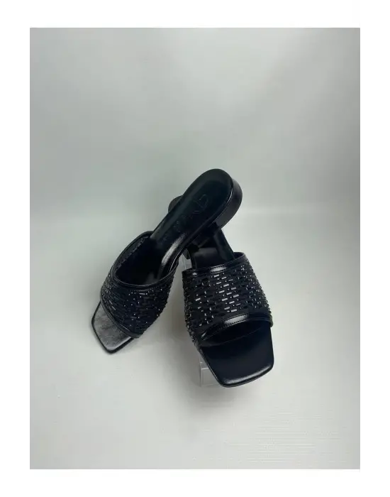 Omarı Siyah Cilt İşlemeli Terlik