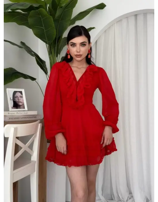 Omarı Fırfırlı Tarzıyla Zarafet: Kadın Kısa Elbise