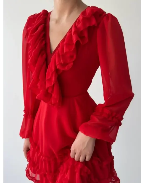 Omarı Fırfırlı Tarzıyla Zarafet: Kadın Kısa Elbise