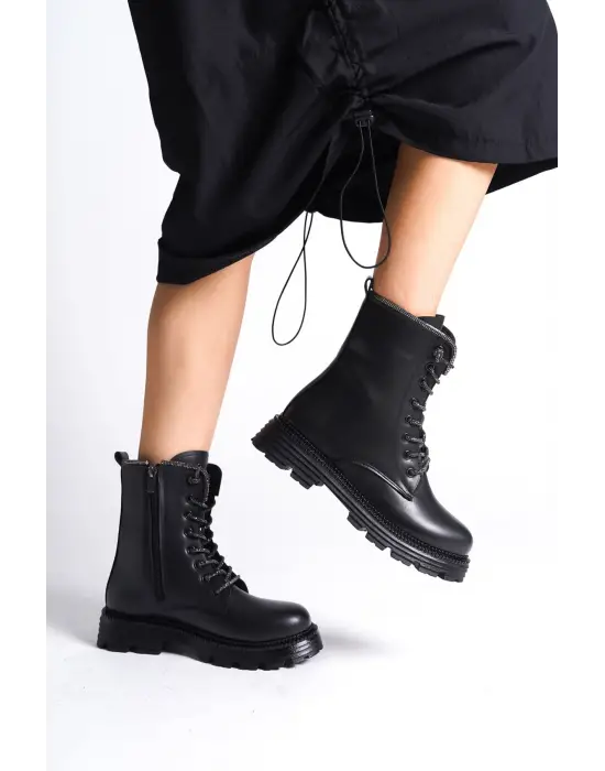 Şık Bağcıklı Bayan Bot