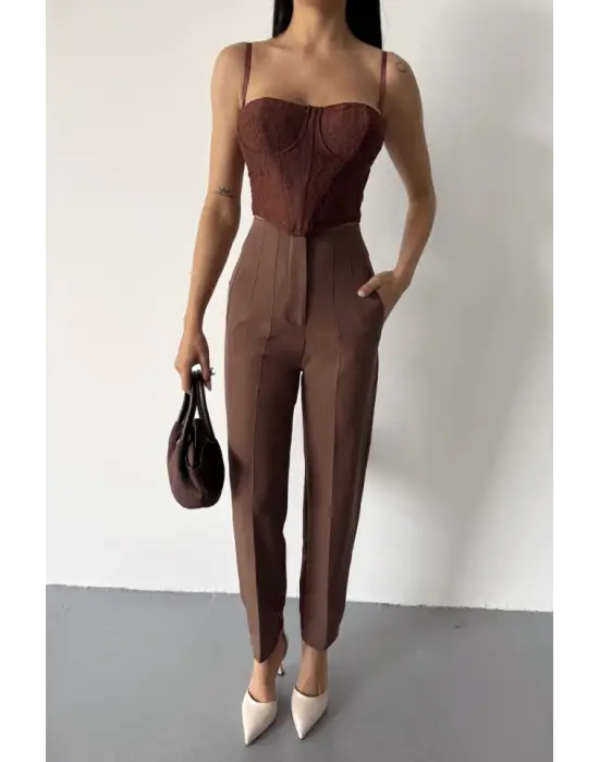 Omarı Rahat Kesimiyle Şıklığı Buluşturan Kahverengi Pantolon