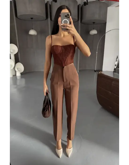 Omarı Rahat Kesimiyle Şıklığı Buluşturan Kahverengi Pantolon