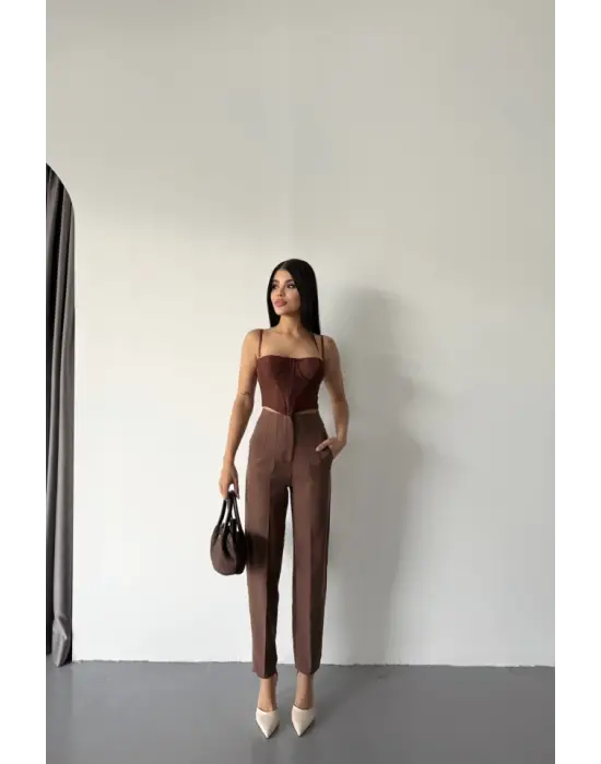 Omarı Rahat Kesimiyle Şıklığı Buluşturan Kahverengi Pantolon