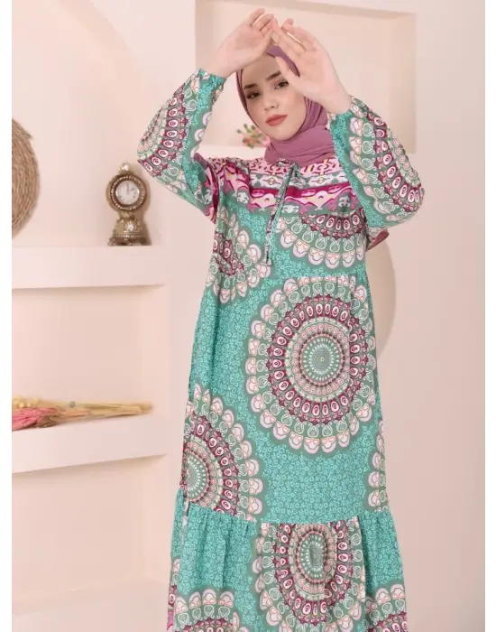 Omarı Modern Tarzda Parçalı Desenli Yeşil Elbise